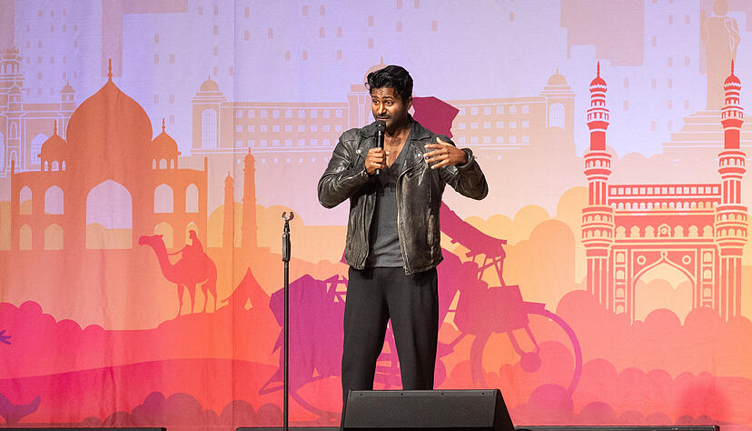 Seelenschmeichler Biyon Kattilathu predigt Achtsamkeit, Selbstliebe und &uuml;ber die Kraft positiver Gedanken. 1500 Fans sind begeistert.