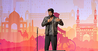 Seelenschmeichler Biyon Kattilathu predigt Achtsamkeit, Selbstliebe und &uuml;ber die Kraft positiver Gedanken. 1500 Fans sind begeistert.