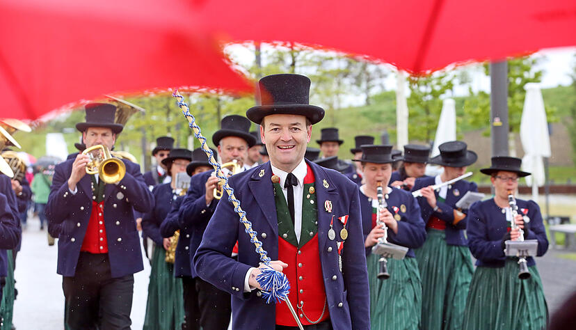 Blasmusik im Regen auf der Buga
