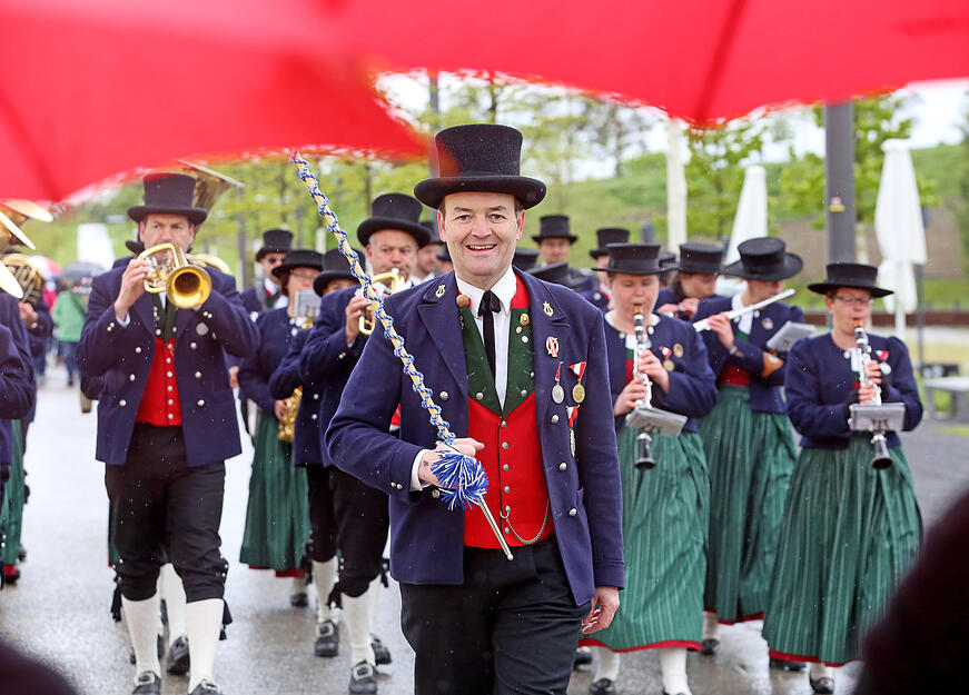 Blasmusik im Regen auf der Buga