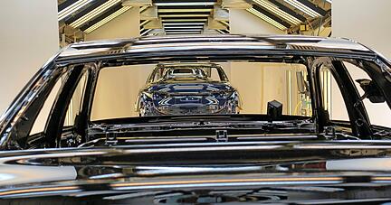 Im Presswerk werden Mitarbeiter derzeit flexibel eingesetzt, etwa beim Bau von mobilen Trennw&auml;nden, die im Werk an vielen Stellen gebraucht werden.