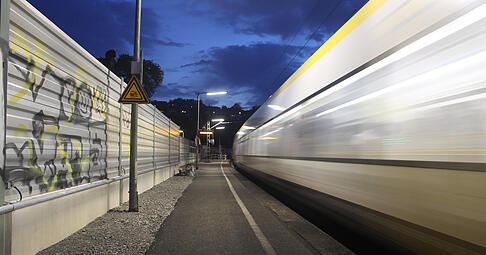 Zug auf der Frankenbahn bei Roigheim: Dem Regionalverkehr k&ouml;nnte ein Streichkonzert drohen.