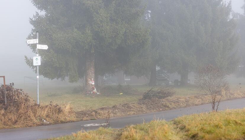 Am Unfallort wurden Kerzen aufgestellt. (Archivbild) Am Unfallort wurden Kerzen aufgestellt. (Archivbild)