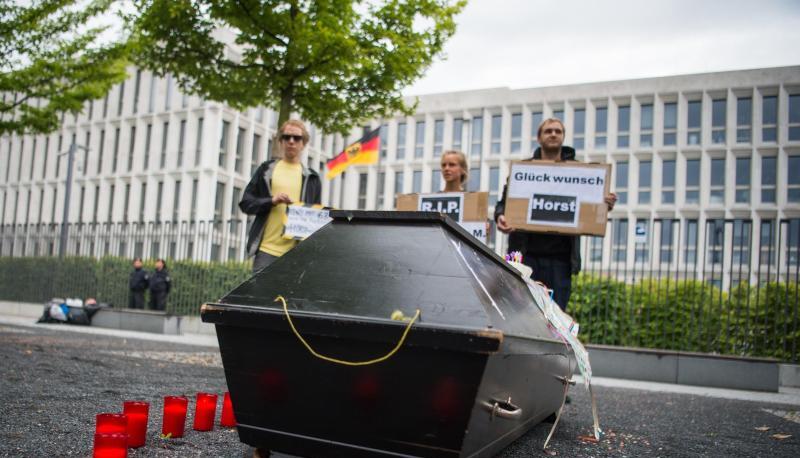Menschen gedenken vor dem Bundesinnenministerium mit einem symbolischen Sarg Jamal Nasser M., der sich in Kabul das Leben genommen hat. Menschen gedenken vor dem Bundesinnenministerium mit einem symbolischen Sarg Jamal Nasser M., der sich in Kabul das Leben genommen hat.