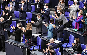 Die Abgeordneten applaudieren Olaf Scholz nach seiner Wahl zum Bundeskanzler. Foto: dpa Die Abgeordneten applaudieren Olaf Scholz nach seiner Wahl zum Bundeskanzler. Foto: dpa