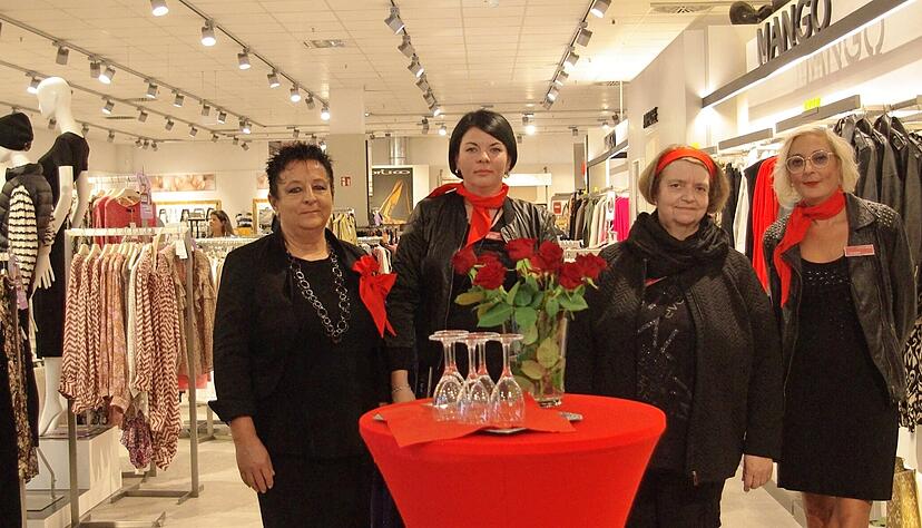 Von Anfang an in der Filiale Heilbronn dabei: Silvia Zisch, Sabrina Stanik, Sylvia Kraft und Claudia Dettmer (von links) arbeiten seit 20 Jahren im Modepark Röther. Das Unternehmen feierte jetzt sein 50-jähriges Bestehen.