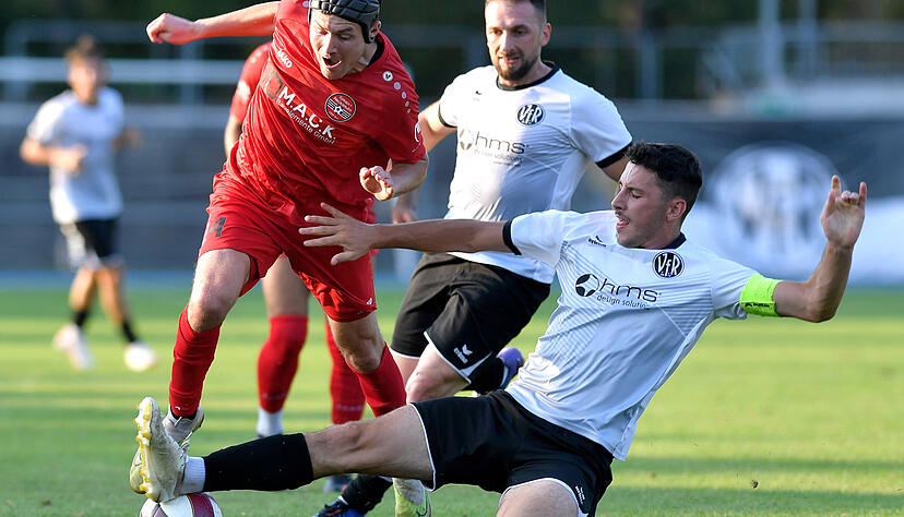 Trainer Julian Grupp (links) führt Türkspor Neckarsulm im Unterländer Spitzenspiel beim VfR Heilbronn auch auf dem Platz zum Sieg. Foto: Mario Berger