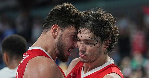 Der türkische NBA-Star Alperen Sengun (l) fordert im EM-Finale die deutschen Basketballer.