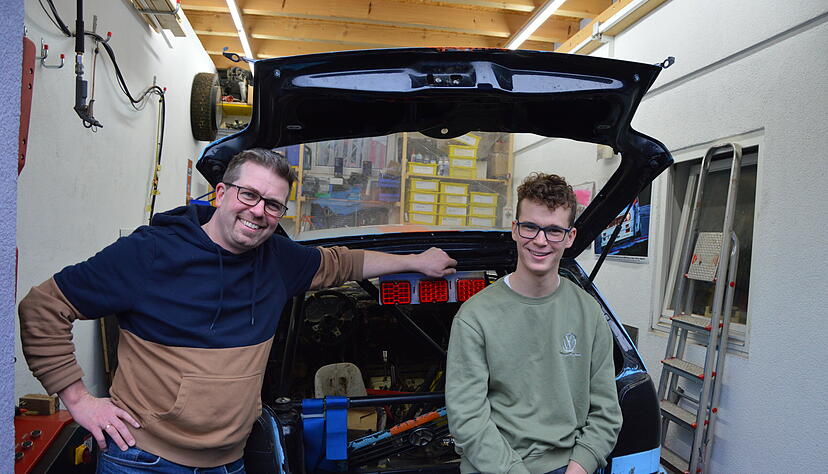 Eine kleine Garage mit allem, was das Schrauber-Herz höher schlagen lässt: Vater John-Mark (links) und Sohn Joey in ihrer Werkstatt. Im Kofferraum des Polos ist der eingebaute Überrollbügel zu erkennen.
Foto: Julian Ruf Eine kleine Garage mit allem, was das Schrauber-Herz höher schlagen lässt: Vater John-Mark (links) und Sohn Joey in ihrer Werkstatt. Im Kofferraum des Polos ist der eingebaute Überrollbügel zu erkennen.
Foto: Julian Ruf