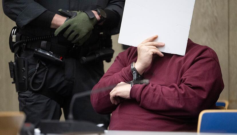 Bei der Fahrt Anfang März war der Angeklagte laut Staatsanwaltschaft gezielt auf Menschen zugefahren. Eine 83-jährige Frau und ein 54-jähriger Mann wurden getötet. Bei der Fahrt Anfang März war der Angeklagte laut Staatsanwaltschaft gezielt auf Menschen zugefahren. Eine 83-jährige Frau und ein 54-jähriger Mann wurden getötet.