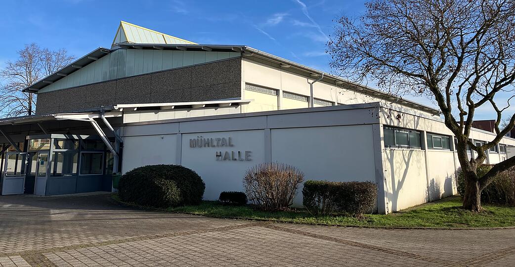 Die M&uuml;hltalhalle wurde in der Nacht auf Donnerstag beschmiert. Politisch motivierte Parolen und Symbole seien in roter und schwarzer Farbe gefunden worden, sagte die Polizei.  Ein direkter Zusammenhang mit der Veranstaltung mit Kanzler Merz  wurde bislang nicht best&auml;tigt.