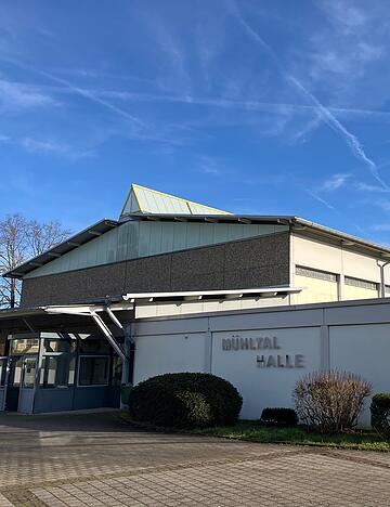 Die M&uuml;hltalhalle wurde in der Nacht auf Donnerstag beschmiert. Politisch motivierte Parolen und Symbole seien in roter und schwarzer Farbe gefunden worden, sagte die Polizei.  Ein direkter Zusammenhang mit der Veranstaltung mit Kanzler Merz  wurde bislang nicht best&auml;tigt.