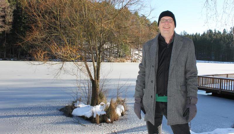 Noch ist der See ist zugefroren. F&uuml;r sein Bad im eiskalten Wasser hofft Pfarrer Thomas Beck , dass es am Sonntag etwas w&auml;rmer ist. Fotos: Sabine Friedrich