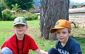 Sirius (links) und Falk sammeln vor dem G&ouml;tzenhaus am Kocher Kastanien.