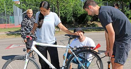 Lostopf-Geschenkaktion mit Lerneffekt: Azin Shamdin (15, von links) wird von Chris God und Tim Härtel von der mobilen Jugendarbeit Bad Friedrichshall bei der Reparatur ihres neuen Gefährts unterstützt.