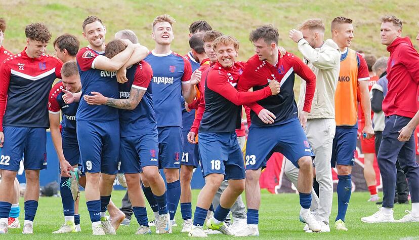Große Freude über den großen Coup: Der FSV Hollenbach jubelt über den Sieg gegen den Oberliga-Meister SG Sonnenhof Großaspach.
Foto: Marc Schmerbeck