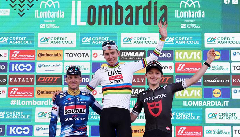 Ein gewohntes Bild: Pogacar (M) neben dem Zweitplatzierten Remco Evenepoel (l).