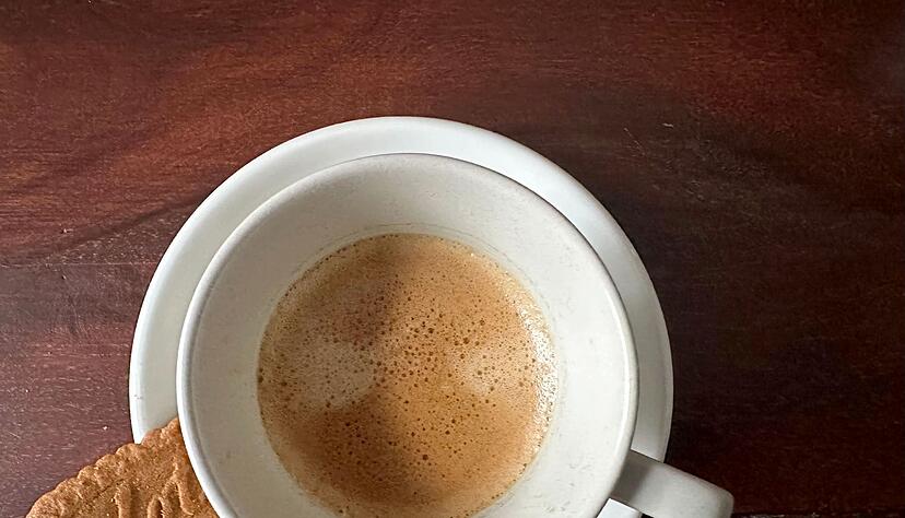 Total 2025: Frischer Kaffee und dazu ein kleiner Keks, ein Karamellkeks. (Archivbild)