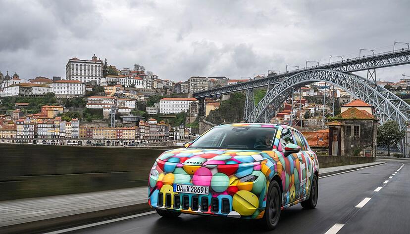 Viele, viele bunte Kugeln: Der Epiq rollt bei unserer Ausfahrt noch im fröhlichen Tarnkostüm. Viele, viele bunte Kugeln: Der Epiq rollt bei unserer Ausfahrt noch im fröhlichen Tarnkostüm.