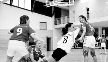 Gegen die Kochert&uuml;rnerinnen Milena Reinke, Katrin Sommerfeld und Julia Hausner (von links) setzt sich Kathrin Schill durch. (Foto: Marc Schmerbeck)