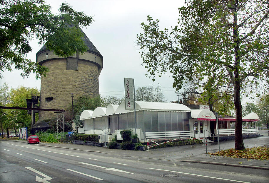 Am Fuß des Heilbronner Hochbunkers ist im Jahr 2001 das Ristorante Da Umberto.