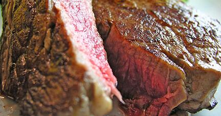 Dass sich die Haltung der Tiere verbessern muss, deren Fleisch am Ende als Steak auf dem Teller landet, verbessern muss, wollen alle - am Weg dahin, scheiden sich allerdings die Geister. Foto: dpa Dass sich die Haltung der Tiere verbessern muss, deren Fleisch am Ende als Steak auf dem Teller landet, verbessern muss, wollen alle - am Weg dahin, scheiden sich allerdings die Geister. Foto: dpa