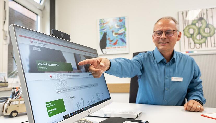 Nach der Schule die passende Ausbildung finden: Dabei unterst&uuml;tzen Berufsberater wie J&ouml;rg Stelzer.