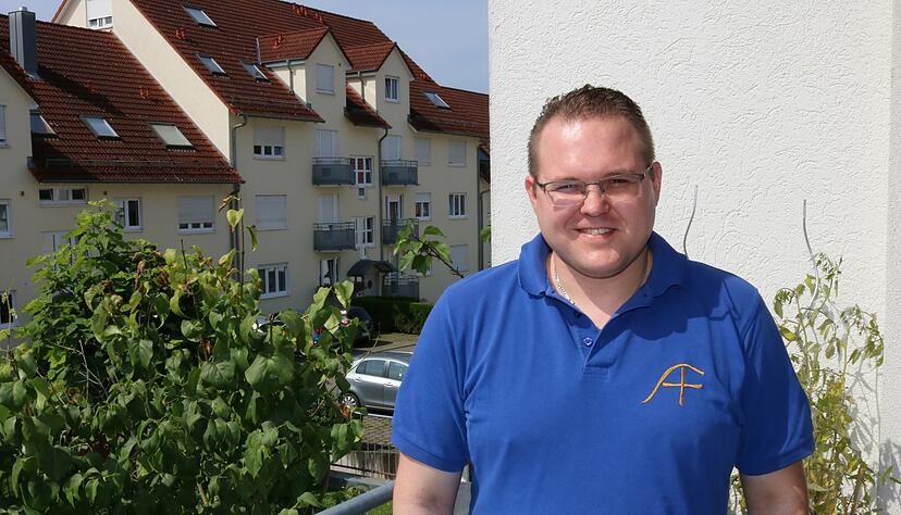 Er hat ein Hemd mit dem Symbol seiner Studenverbindung als Lieblingsoutfit für das HZ-Foto ausgewählt: AfD-Bundestagskandidat Jens Moll, der anderen zuhören und aufeinander zugehen will.
Foto: Armin Rößler Er hat ein Hemd mit dem Symbol seiner Studenverbindung als Lieblingsoutfit für das HZ-Foto ausgewählt: AfD-Bundestagskandidat Jens Moll, der anderen zuhören und aufeinander zugehen will.
Foto: Armin Rößler
