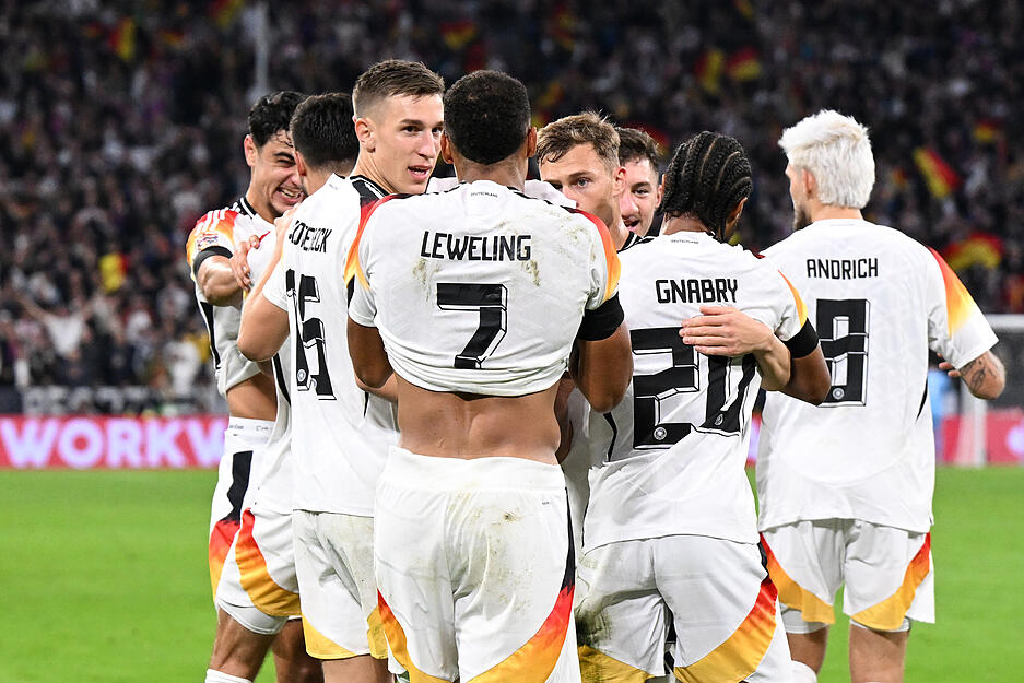 Jamie Leweling (Mitte) wurde von Bundestrainer Julian Nagelsmann und den Teamkollegen zu einem Traumeinstand beglückwünscht, anschließend holte sich der Stuttgarter auch noch den Applaus der Fans in der Münchner Arena ab.