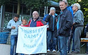 Auch aus den Reihen der Neckarsulmer Fans geht ein Dankesgru&szlig; an Trainer Damm, der vom Chefsessel in die Assistentenrolle wechselt.
Fotos: Doberstein