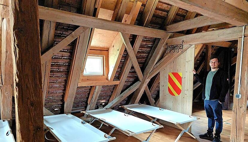 Wer wie die alten Recken übernachten will, dem empfiehlt Michel Pietralla den Dachboden der Eventscheune "Zum Alten Marstall".
Foto: Ute Plückthun