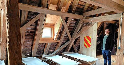 Wer wie die alten Recken &uuml;bernachten will, dem empfiehlt Michel Pietralla den Dachboden der Eventscheune "Zum Alten Marstall".