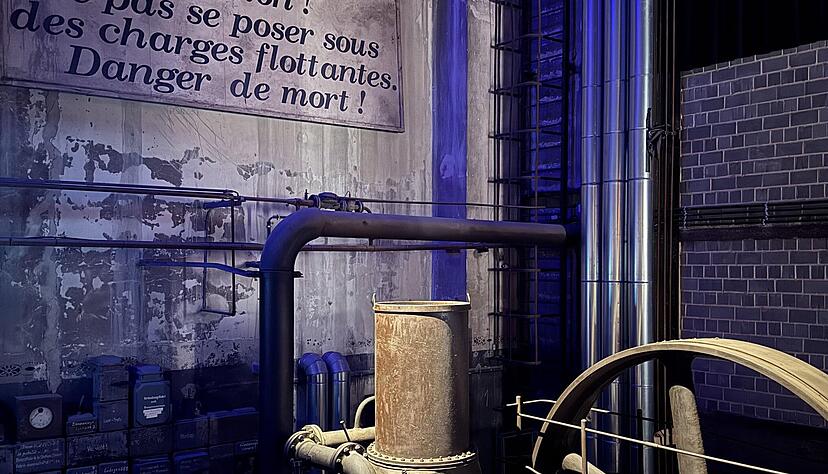 Kongenialer Ausstellungsort ist die ehemalige Gebläsehalle. Auf französisch steht hier ein Sicherheitshinweis an die Arbeiter an der Wand. Die Völklinger Hütte liegt im Dreiländereck Deutschland - Frankreich - Luxemburg.