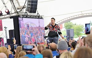 Kerstin Ott wärmt mit gefühlvollen Balladen.
Fotos: Dennis Mugler Kerstin Ott wärmt mit gefühlvollen Balladen.
Fotos: Dennis Mugler