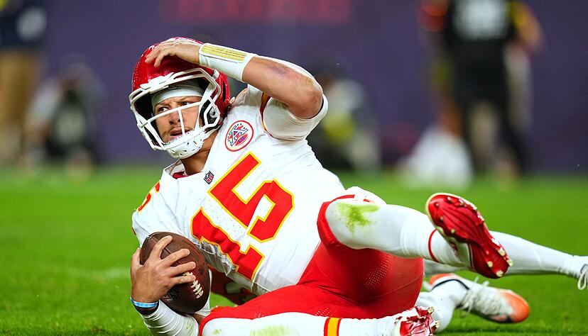 Chiefs-Quarterback Patrick Mahomes müssen um die Playoffs bangen. Chiefs-Quarterback Patrick Mahomes müssen um die Playoffs bangen.