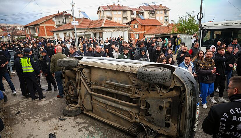 Aufgebrachte Bewohner im nordmazedonischen Kocani stürzten ein Fahrzeug des Diskothekenbesitzers um, in dessen Lokal es zu dem verheerenden Brand mit 59 Toten kam. Aufgebrachte Bewohner im nordmazedonischen Kocani stürzten ein Fahrzeug des Diskothekenbesitzers um, in dessen Lokal es zu dem verheerenden Brand mit 59 Toten kam.