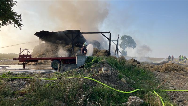 Ein Feuer ist in einer landwirtschaftlichen Scheune zwischen Vogelsberg und Laßbach im Hohenlohekreis ausgebrochen. Gelagert sind laut Polizeiangaben Stroh und landwirtschaftliche Geräte. Die Feuerwehr ist mit etwa 40 Kräften ausgerückt. Ein Feuer ist in einer landwirtschaftlichen Scheune zwischen Vogelsberg und Laßbach im Hohenlohekreis ausgebrochen. Gelagert sind laut Polizeiangaben Stroh und landwirtschaftliche Geräte. Die Feuerwehr ist mit etwa 40 Kräften ausgerückt.