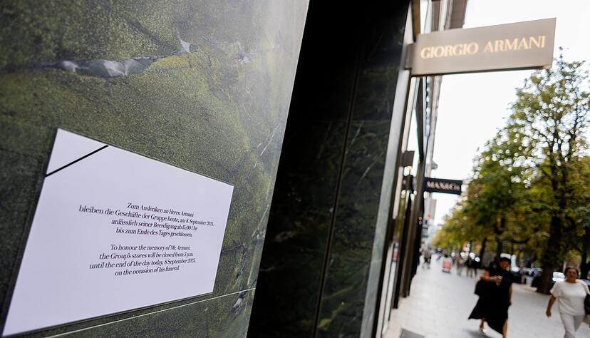 Die Armani-Filiale auf der Düsseldorfer Königsallee blieb am Nachmittag geschlossen.