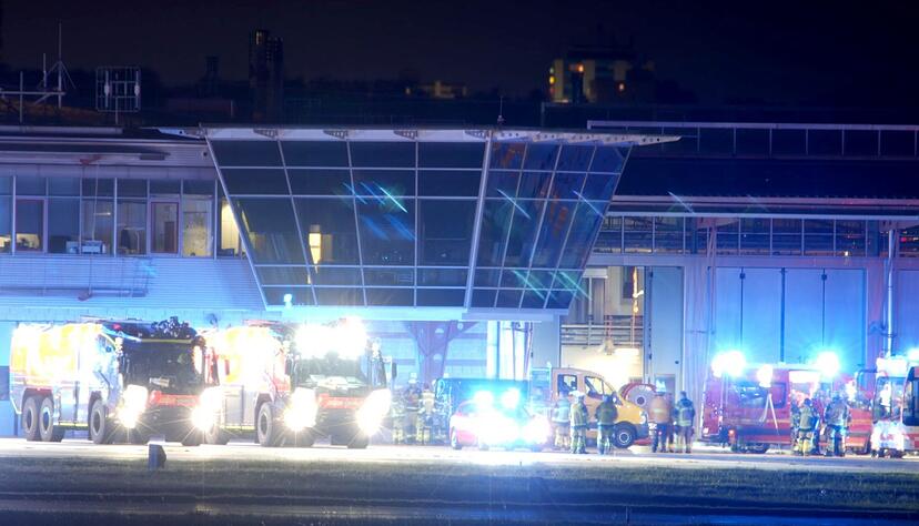 Für rund eine Stunde war der Flugbetrieb am Flughafen Stuttgart komplett unterbrochen. Für rund eine Stunde war der Flugbetrieb am Flughafen Stuttgart komplett unterbrochen.