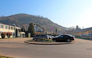 Die derzeitige Bushaltestelle am Abzweig zur Straße am Forellenbach (rechts) soll künftig Eltern als Haltepunkt dienen, die ihre Kinder zu Schule fahren. Die derzeitige Bushaltestelle am Abzweig zur Straße am Forellenbach (rechts) soll künftig Eltern als Haltepunkt dienen, die ihre Kinder zu Schule fahren.