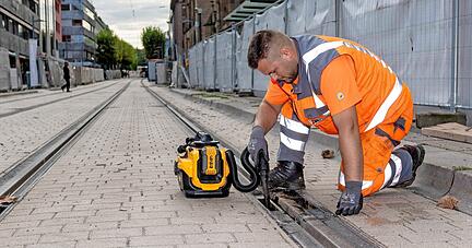 Die letzten Arbeiten in der Kaiserstraße laufen: Zuletzt wurden die Gleise gereinigt. In der Hochphase waren bis zu zwölf Bauarbeiter auf der Baustelle.