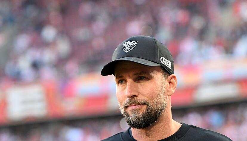 Der VfB und Trainer Sebastian Hoene&szlig; treten am Sonntag gegen Heidenheim an. (Archivbild)