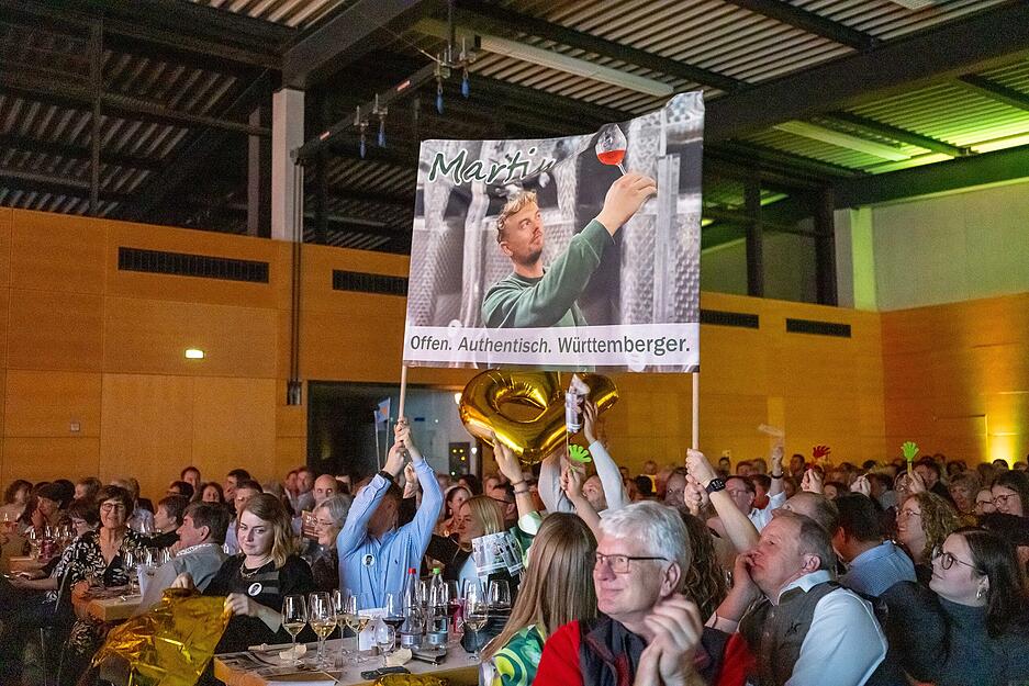 Publikum und Jury verfolgen gebannt die Kür der Weinkönigin und Weinprinzessinnen.
