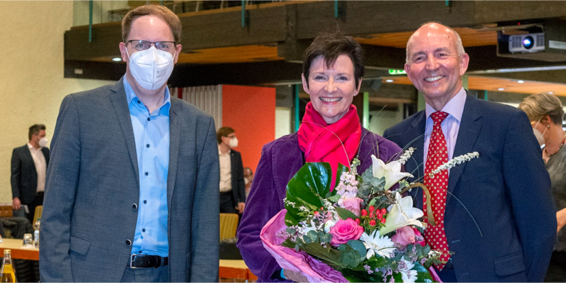 Bürgermeister Patrick Holl mit der frisch gewählten Barbara Schoenfeld und ihrem Mann Harald Schoenfeld (v.l.n.r.). Foto: Mario Berger Bürgermeister Patrick Holl mit der frisch gewählten Barbara Schoenfeld und ihrem Mann Harald Schoenfeld (v.l.n.r.). Foto: Mario Berger
