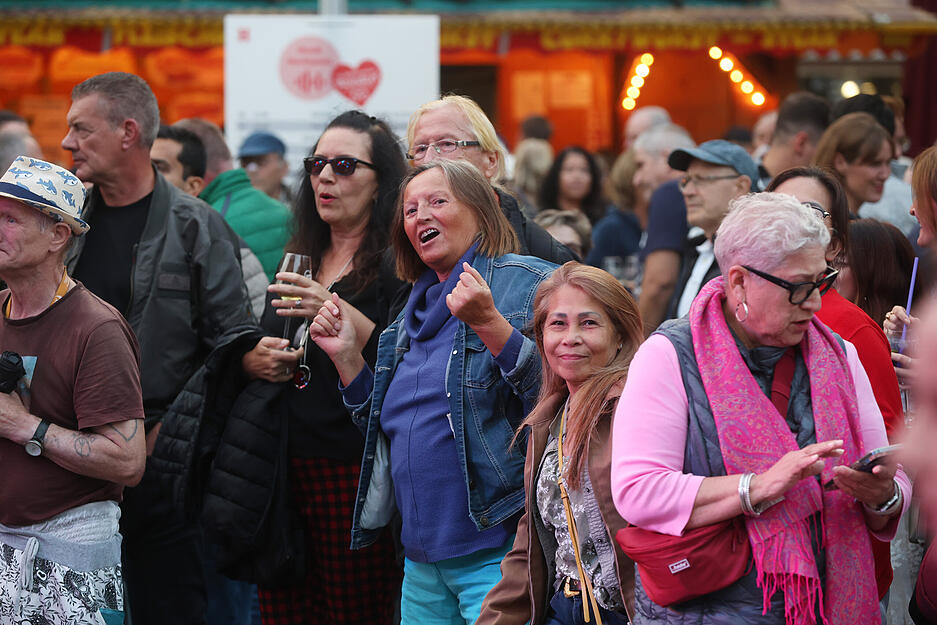 Am Freitagabend kann auf dem Heilbronner Weindorf ausgelassen gefeiert werden. Am Freitagabend kann auf dem Heilbronner Weindorf ausgelassen gefeiert werden.