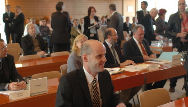 Georg Heitlinger nach der Urteilsverkündung im Februar 2009. Der Eppinger Hühnerhalter hatte das System der staatlich organisierten Vermarktung von Agrarprodukten mit seiner Klage zum Einsturz gebracht. Deutsche Landwirte und Lebensmittelbetriebe müssen seitdem nicht mehr für die zentrale Vermarktung ihrer Produkte zahlen.