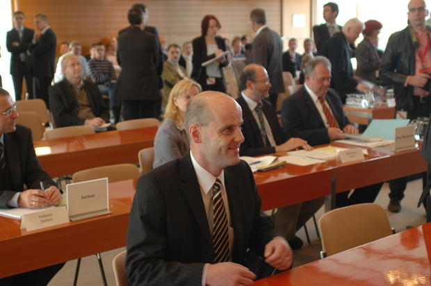 Georg Heitlinger nach der Urteilsverkündung im Februar 2009. Der Eppinger Hühnerhalter hatte das System der staatlich organisierten Vermarktung von Agrarprodukten mit seiner Klage zum Einsturz gebracht. Deutsche Landwirte und Lebensmittelbetriebe müssen seitdem nicht mehr für die zentrale Vermarktung ihrer Produkte zahlen.