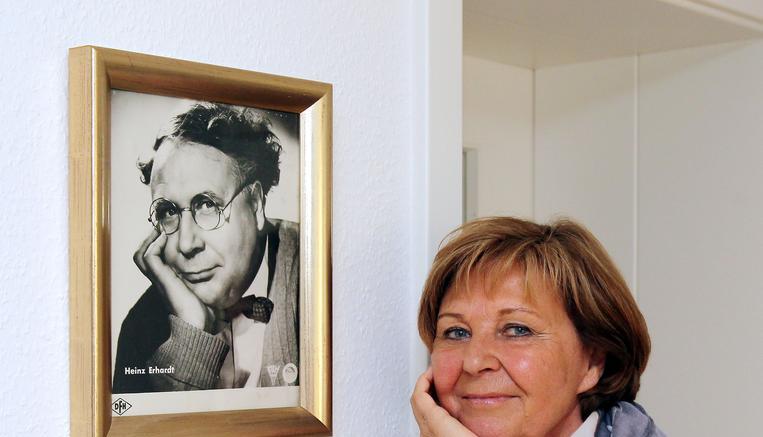 Ein Bild aus den Kindheitstagen in Hamburg: Die junge Marita albert mit ihrem Vater Heinz Erhardt herum.
Foto: privat