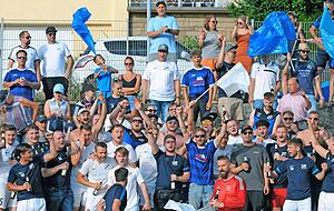 Ein Dorf, eine Mannschaft: Der TSV Kürnbach sorgte für einen würdigen Schlusspunkt der Saison, machte im Relegations-Finale den Klassenerhalt in der Landesliga perfekt. Eine enorme Willensleistung.
Fotos: Klaus Krüger Ein Dorf, eine Mannschaft: Der TSV Kürnbach sorgte für einen würdigen Schlusspunkt der Saison, machte im Relegations-Finale den Klassenerhalt in der Landesliga perfekt. Eine enorme Willensleistung.
Fotos: Klaus Krüger