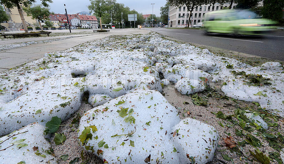 Hagelkörner und vom Sturm abgerissene Blätter liegen in Reutlingen auf dem Boden. Am Freitag ist ein Unwetter mit Regen und Hagel über die Stadt gezogen.